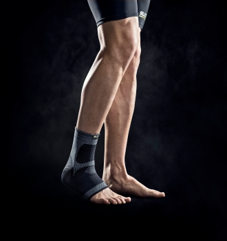 Die elastische Kniebandage bietet Halt und gibt Sicherheit beim Sport. Leicht und aus speziellem Stretchmaterial für optimale Bewegungsfreiheit und Komfort. Wird als einzelne Bandage geliefert.  86% Nylon, 14% Elasthan.